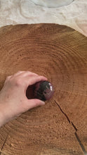 Charger et lire la vidéo dans la visionneuse de la Galerie, Rhodonite - Galet de Rhodonite 133 gr - Qualité Extra

