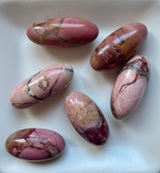 Opale rose d’Australie - Forme shiva lingam - Vertus de l'opale rose d'Australie