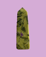 Serpentine avec stichtite - vertus stichtite serpentine en lithothérapie - serpentine avec stichtite obélisque