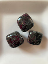 Charger l'image dans la galerie, Eudyalite - pierres roulées - Taille S (2 sur 2 cm) - Qualité AAA
