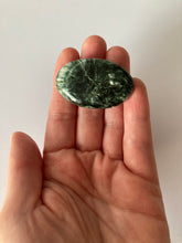 Charger l'image dans la galerie, Séraphinite - vertus de la seraphinite en lithothérapie - galet de seraphinite
