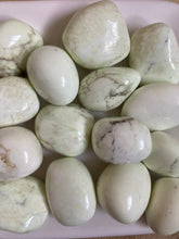 Charger l'image dans la galerie, Magnésite citron - Pierres roulées - qualité AA -Taille M (2,5-3,5cm)
