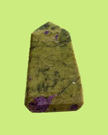 Serpentine avec stichtite - vertus stichtite serpentine en lithothérapie - serpentine avec stichtite obelisque