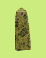 Serpentine avec stichtite - vertus stichtite serpentine en lithothérapie - serpentine avec stichtite obélisque