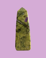 Serpentine avec stichtite - vertus stichtite serpentine en lithothérapie - serpentine avec stichtite obélisque