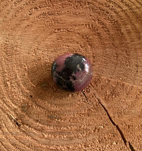 Charger l'image dans la galerie, Rhodonite - Galet de Rhodonite 133 gr - Qualité Extra
