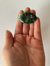 Charger l'image dans la galerie, Séraphinite - vertus de la seraphinite en lithothérapie - galet de seraphinite
