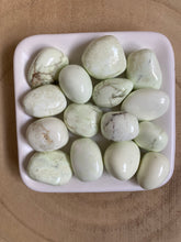 Charger l'image dans la galerie, Magnésite citron - Pierres roulées - qualité AA -Taille M (2,5-3,5cm)
