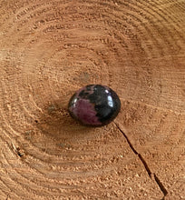 Charger l'image dans la galerie, Rhodonite - Galet de Rhodonite 123 gr - Qualité Extra
