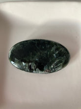 Charger l'image dans la galerie, Séraphinite - vertus de la seraphinite en lithothérapie - galet de seraphinite
